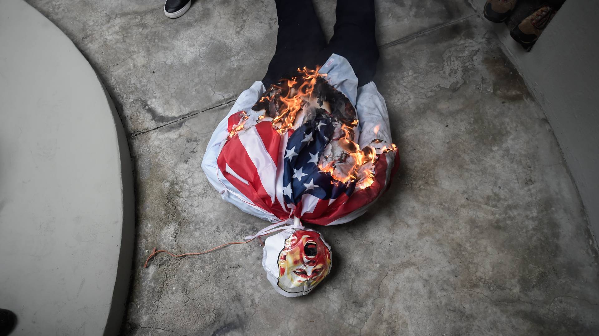 Παναμάς: Διαδηλωτές έκαψαν ομοίωμα του Τραμπ και φώναξαν ότι «η διώρυγα είναι δική μας»-1