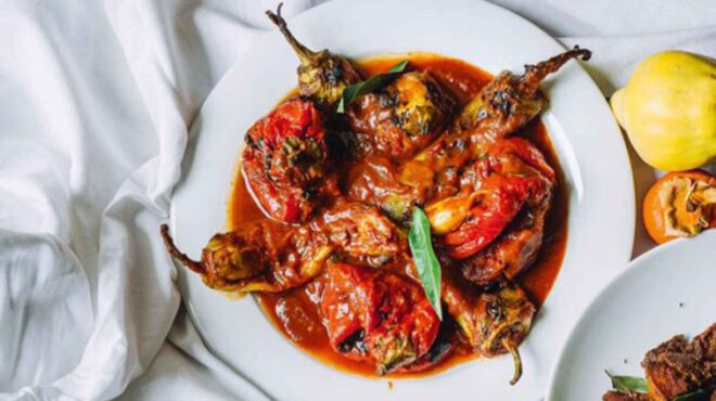 πιπεριές-κέρατο-με-σάλτσα-ντομάτας-563414107