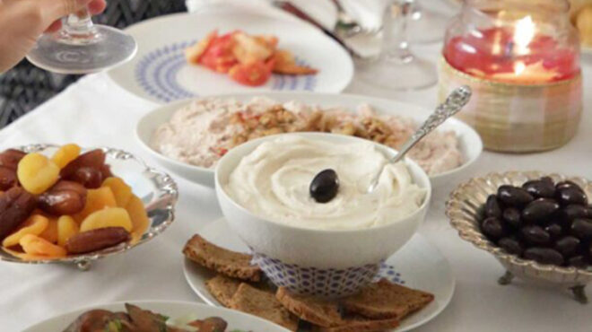 πολίτικη-ταραμοσαλάτα-με-ψωμί-και-πατ-563416021