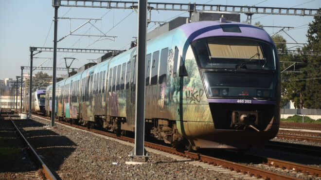 προαστιακός-ανδρας-απείλησε-με-μαχαί-563437264