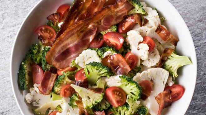 σαλάτα-με-μπρόκολο-κουνουπίδι-ντοματ-563425675