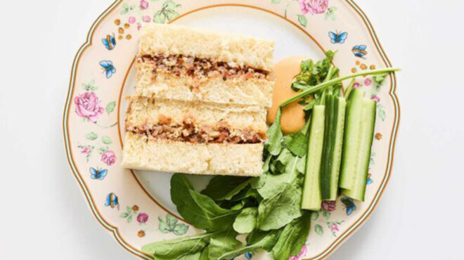 σάντουιτς-με-πικάντικη-γέμιση-γαρίδα-563443357