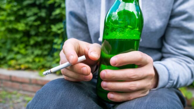 με-ταυτότητα-η-πώληση-αλκοόλ-και-τσιγά-563446294
