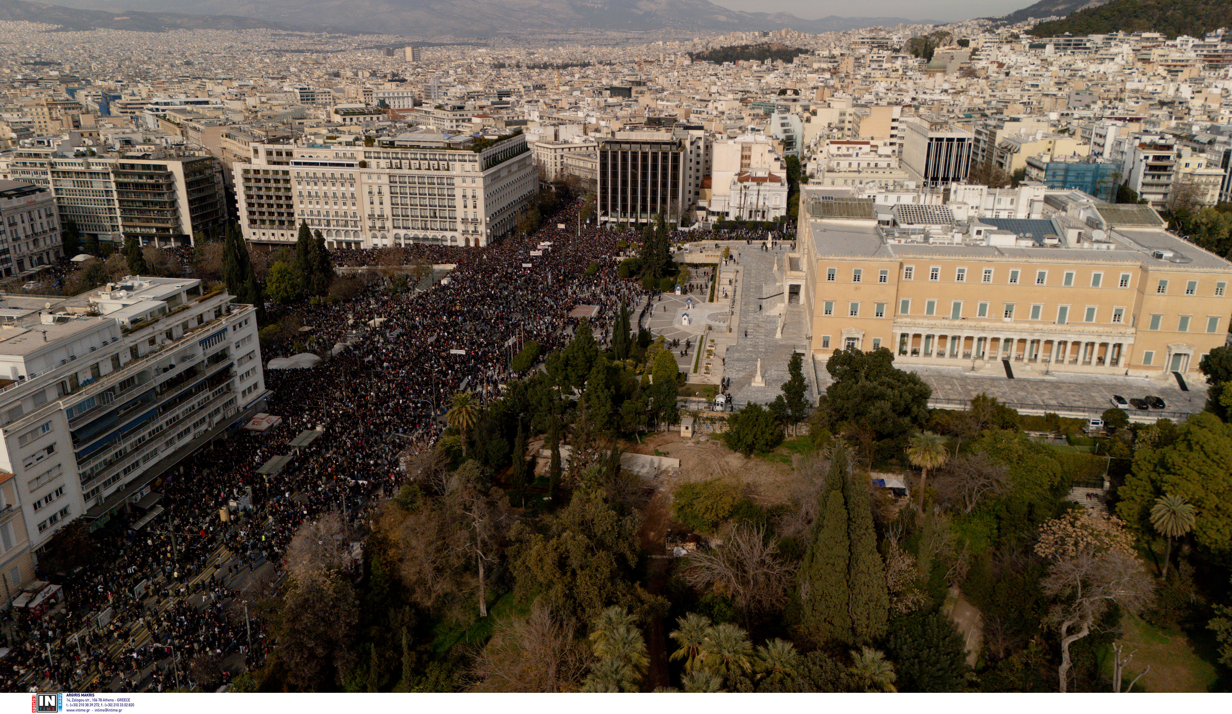 Χιλιάδες διαδηλωτές στο Σύνταγμα για τα Τέμπη-5
