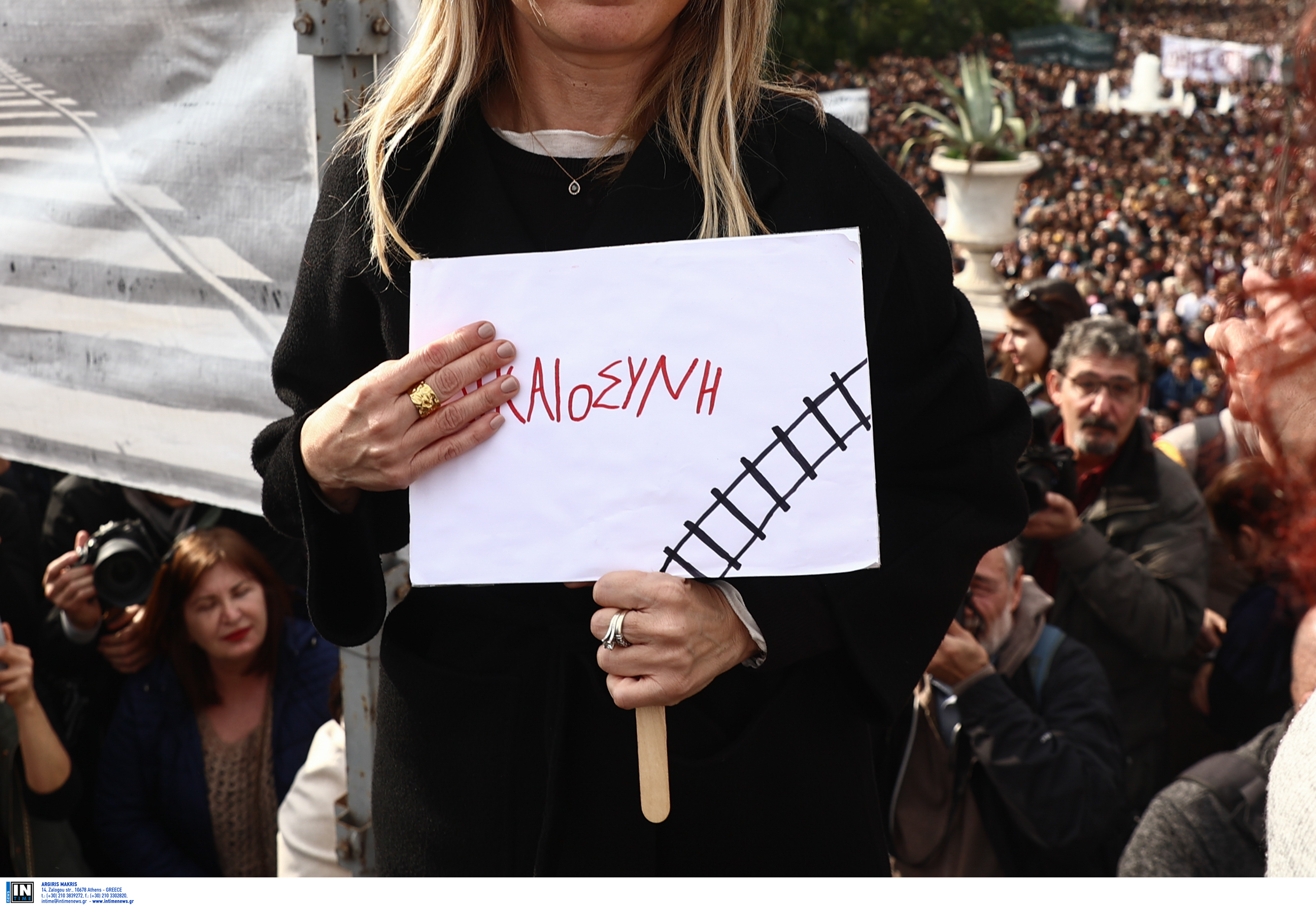 Χιλιάδες διαδηλωτές στο Σύνταγμα για τα Τέμπη-14