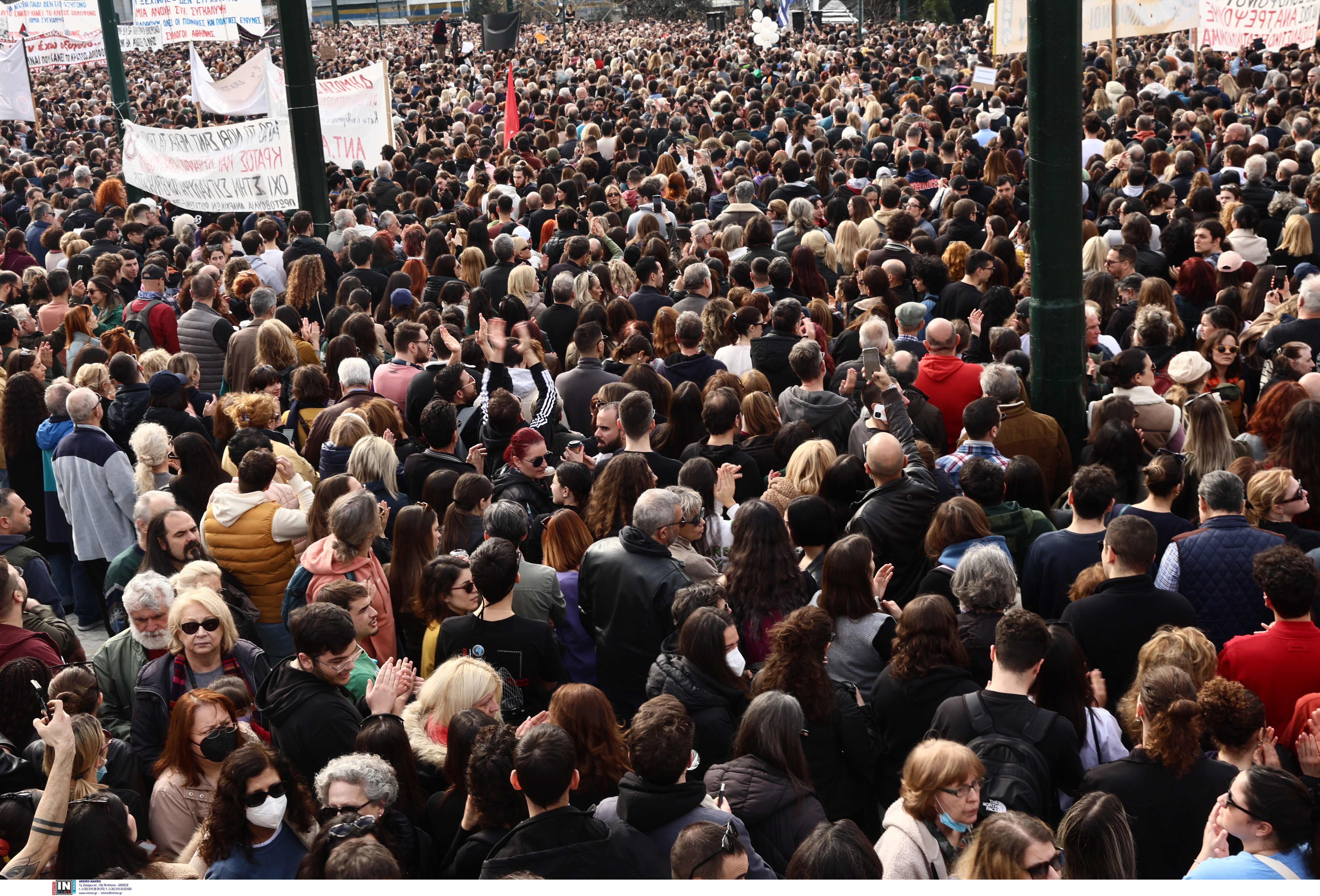 Χιλιάδες διαδηλωτές στο Σύνταγμα για τα Τέμπη-15
