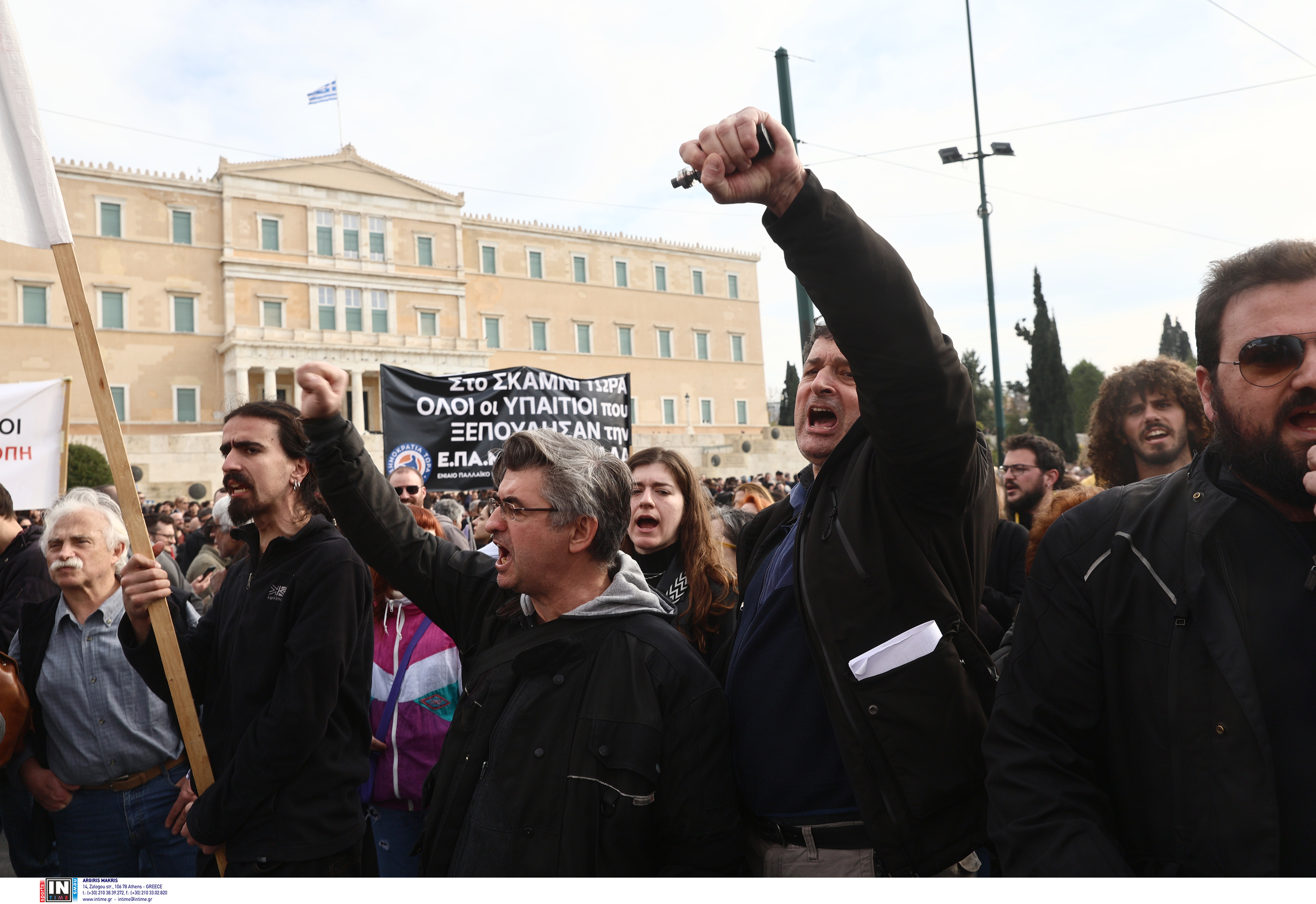 Χιλιάδες διαδηλωτές στο Σύνταγμα για τα Τέμπη-7