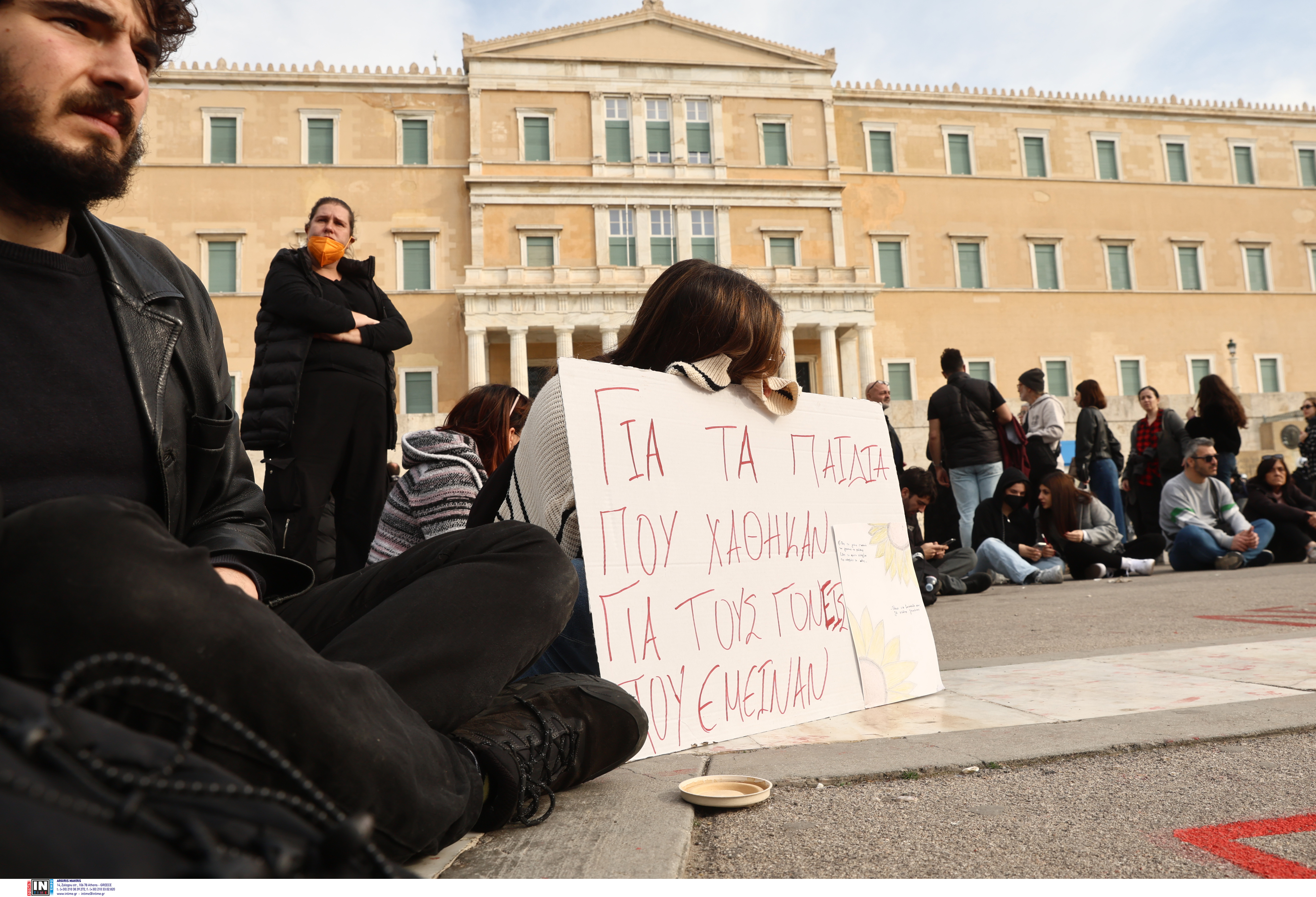 Χιλιάδες διαδηλωτές στο Σύνταγμα για τα Τέμπη-10
