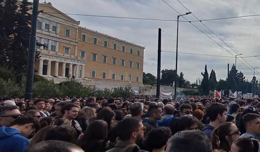Χιλιάδες διαδηλωτές στο Σύνταγμα για τα Τέμπη-8