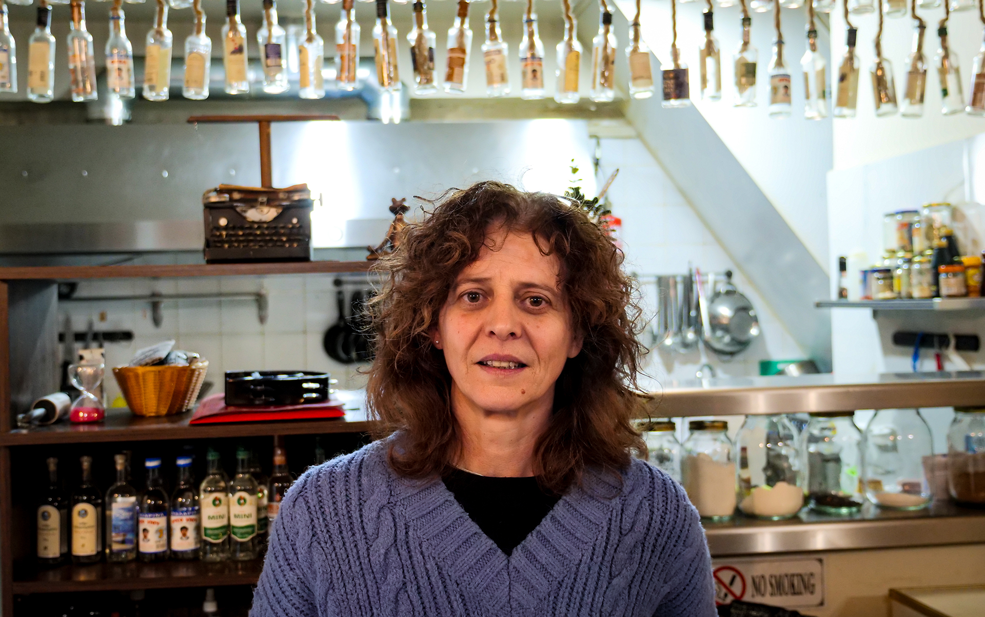 Ενα «σύγχρονο μπουλούκι» στα παραδοσιακά καφενεία του Πειραιά-1