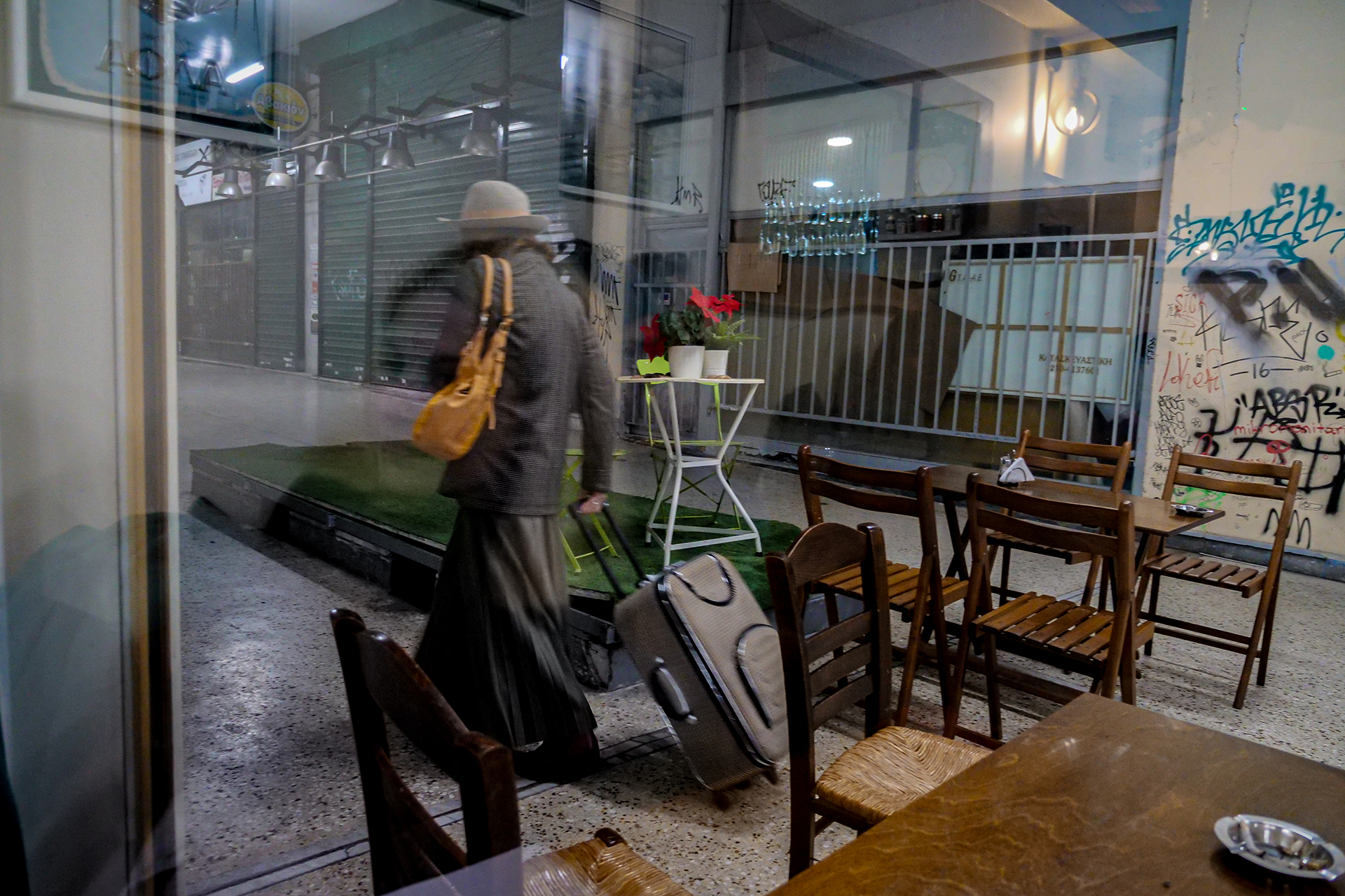 Ενα «σύγχρονο μπουλούκι» στα παραδοσιακά καφενεία του Πειραιά-5