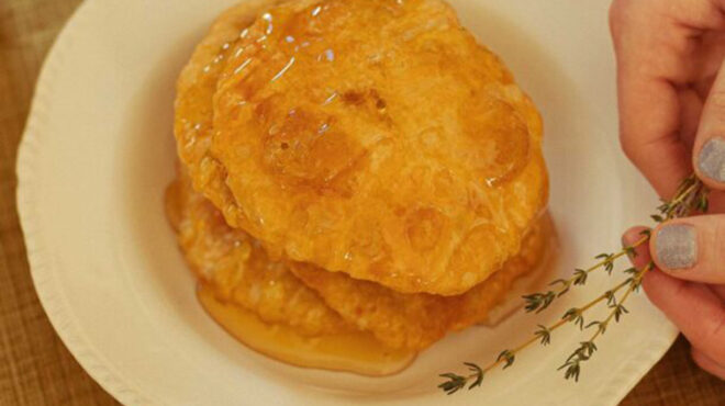 τηγανίτες-με-θυμαρίσιο-μέλι-γεμιστές-563445331