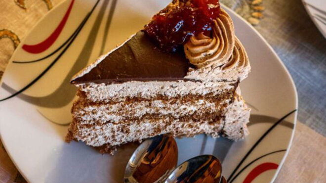 τούρτα-σοκολατίνα-με-τυρί-κρέμα-ζαχαρ-563422390