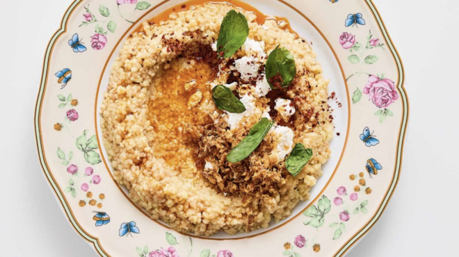 τραχανάς-με-τηγανητά-κρεμμύδια-φέτα-κ-563439952