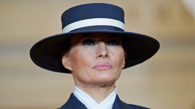 κάτω-από-το-καπέλο-της-μελάνια-563436625