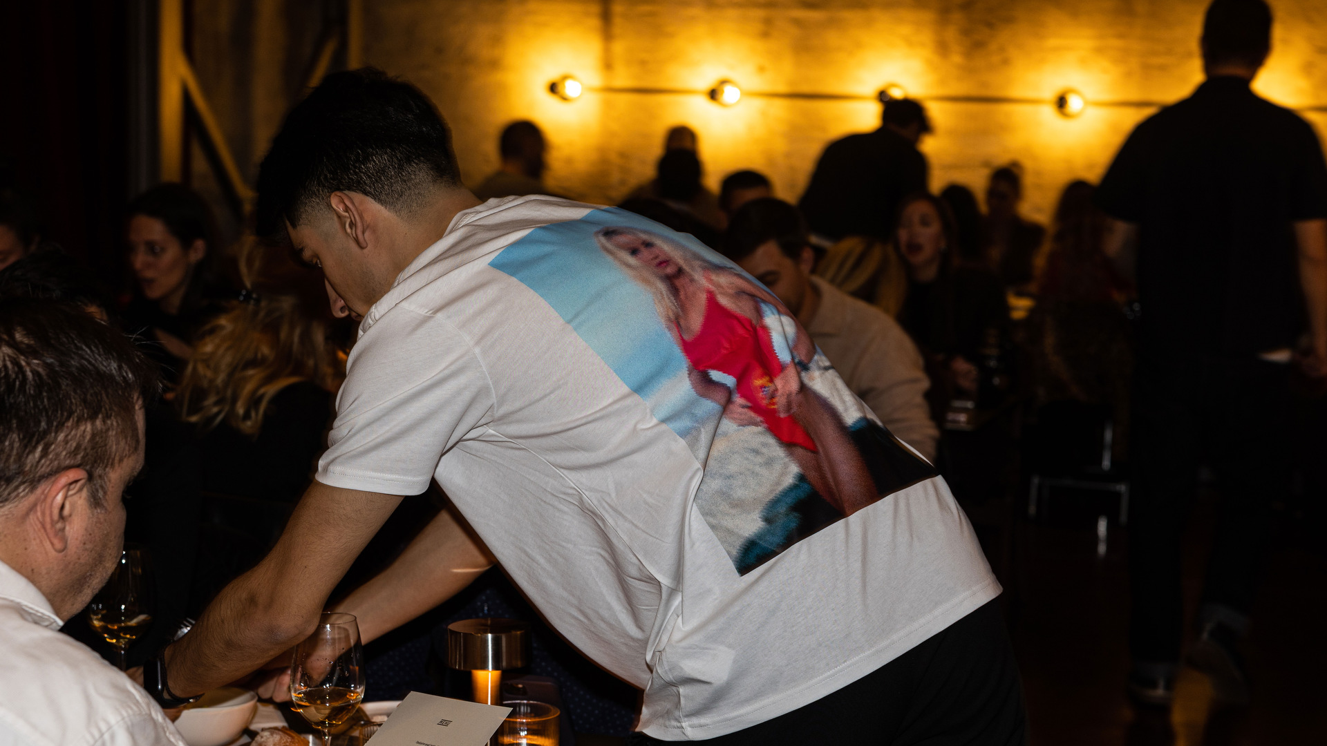 Ένα Βουλκανιζατέρ με ποτό, φαγητό και κάτι από τη ζωηράδα των 90s-1