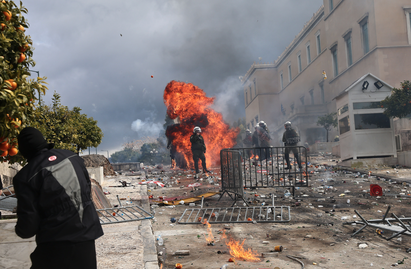 Τέμπη: Λαοθάλασσα στις πλατείες για τα 57 θύματα – Το μαζικό μήνυμα και τα επεισόδια των λίγων-5