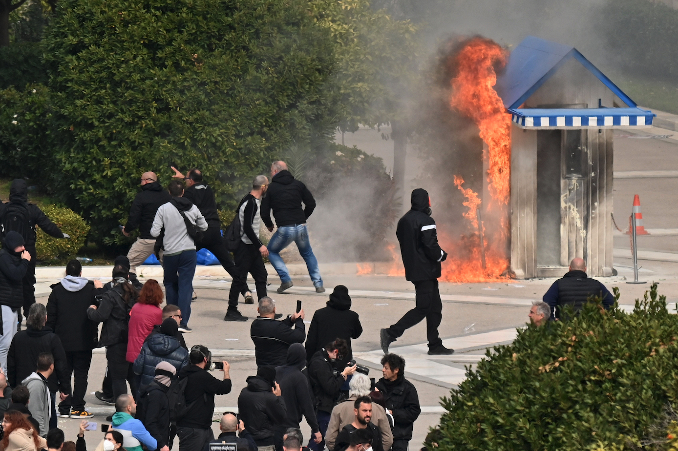 Τέμπη: Λαοθάλασσα στις πλατείες για τα 57 θύματα – Το μαζικό μήνυμα και τα επεισόδια των λίγων-4