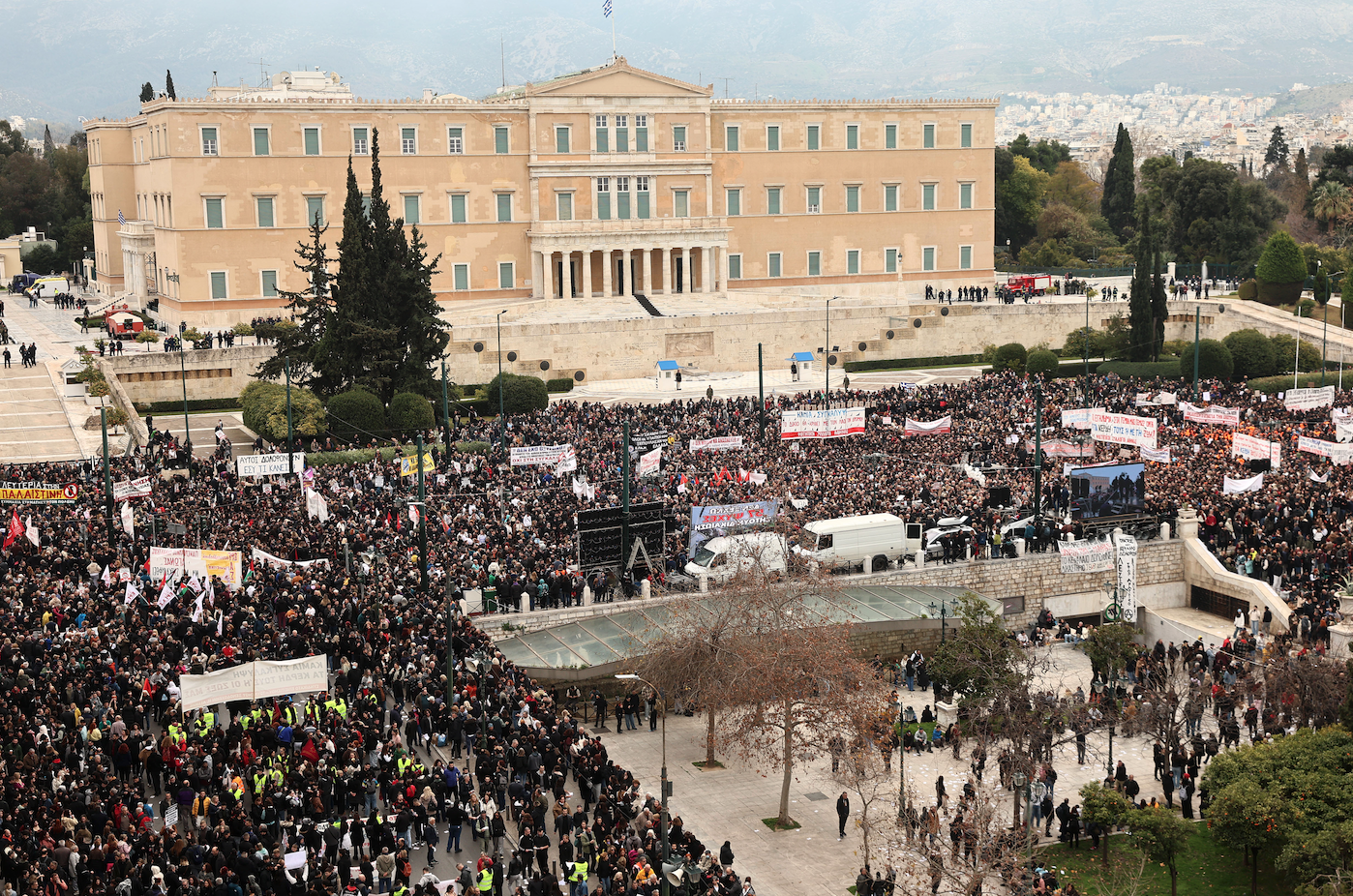 Τέμπη: Λαοθάλασσα στις πλατείες για τα 57 θύματα – Το μαζικό μήνυμα και τα επεισόδια των λίγων-1