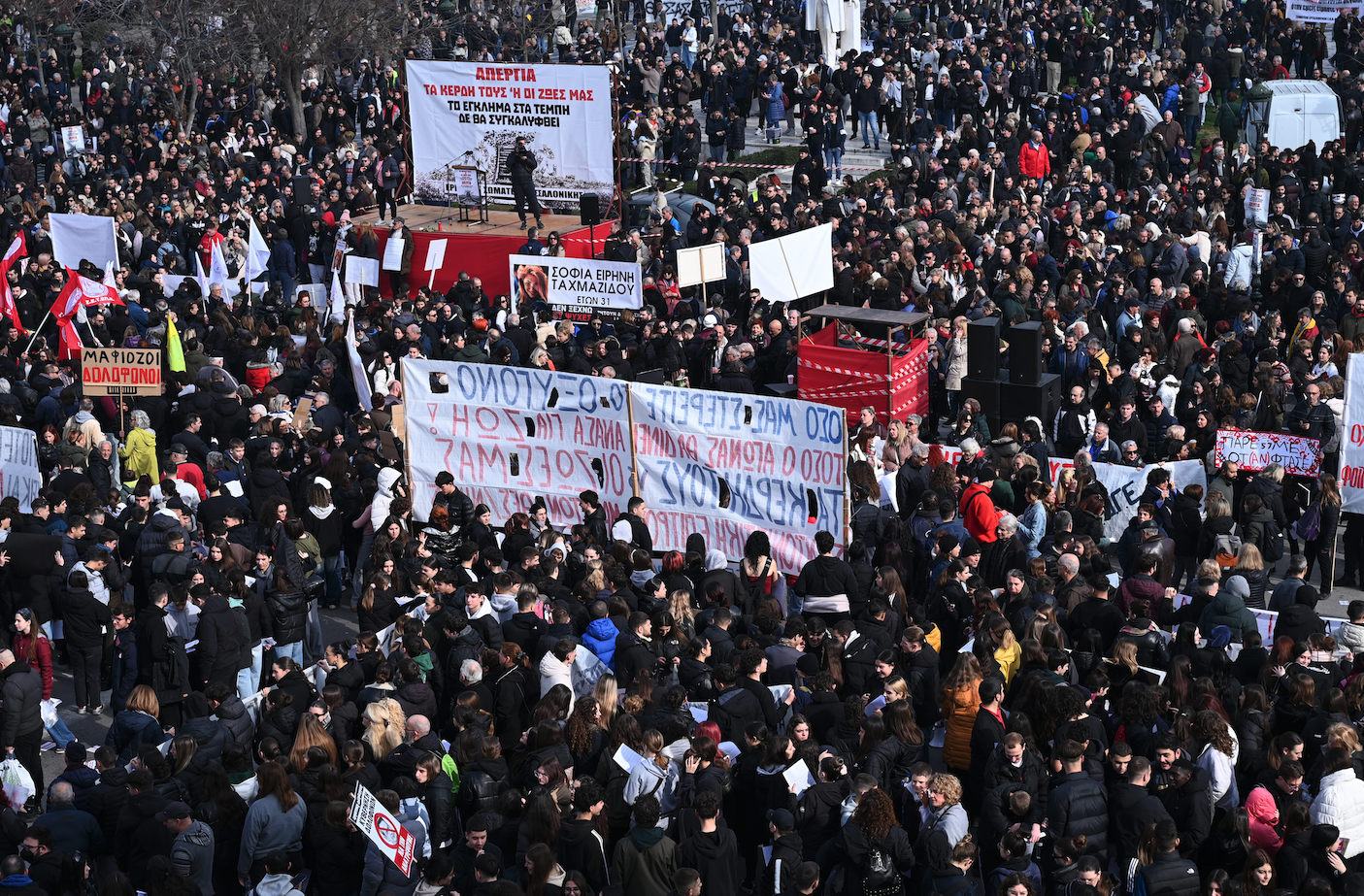 Τέμπη: Λαοθάλασσα στις πλατείες για τα 57 θύματα – Το μαζικό μήνυμα και τα επεισόδια των λίγων-7