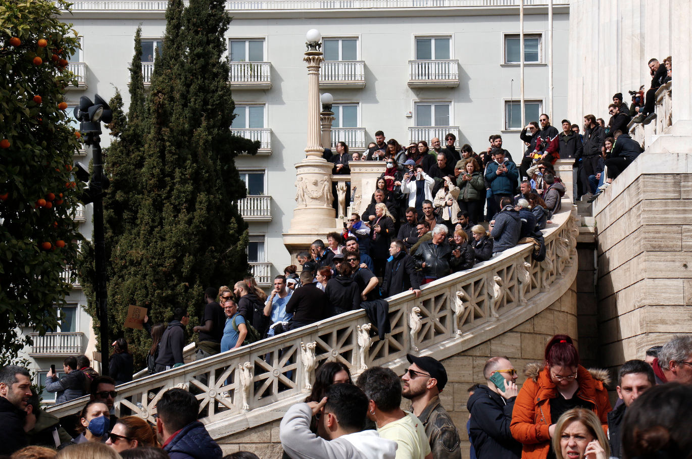 Τέμπη: Λαοθάλασσα στις πλατείες για τα 57 θύματα – Το μαζικό μήνυμα και τα επεισόδια των λίγων-3
