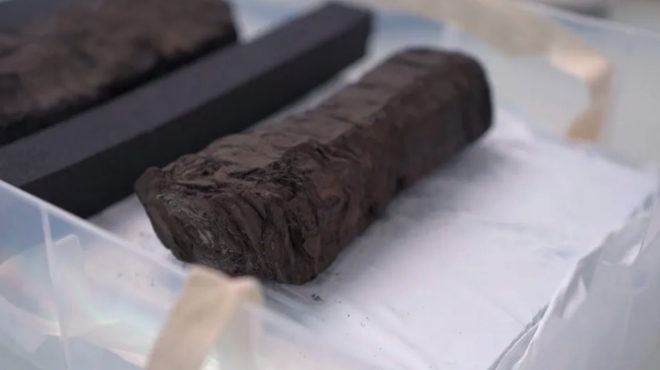 η-αι-διαβάζει-έναν-καμένο-πάπυρο-ηλικί-563454946