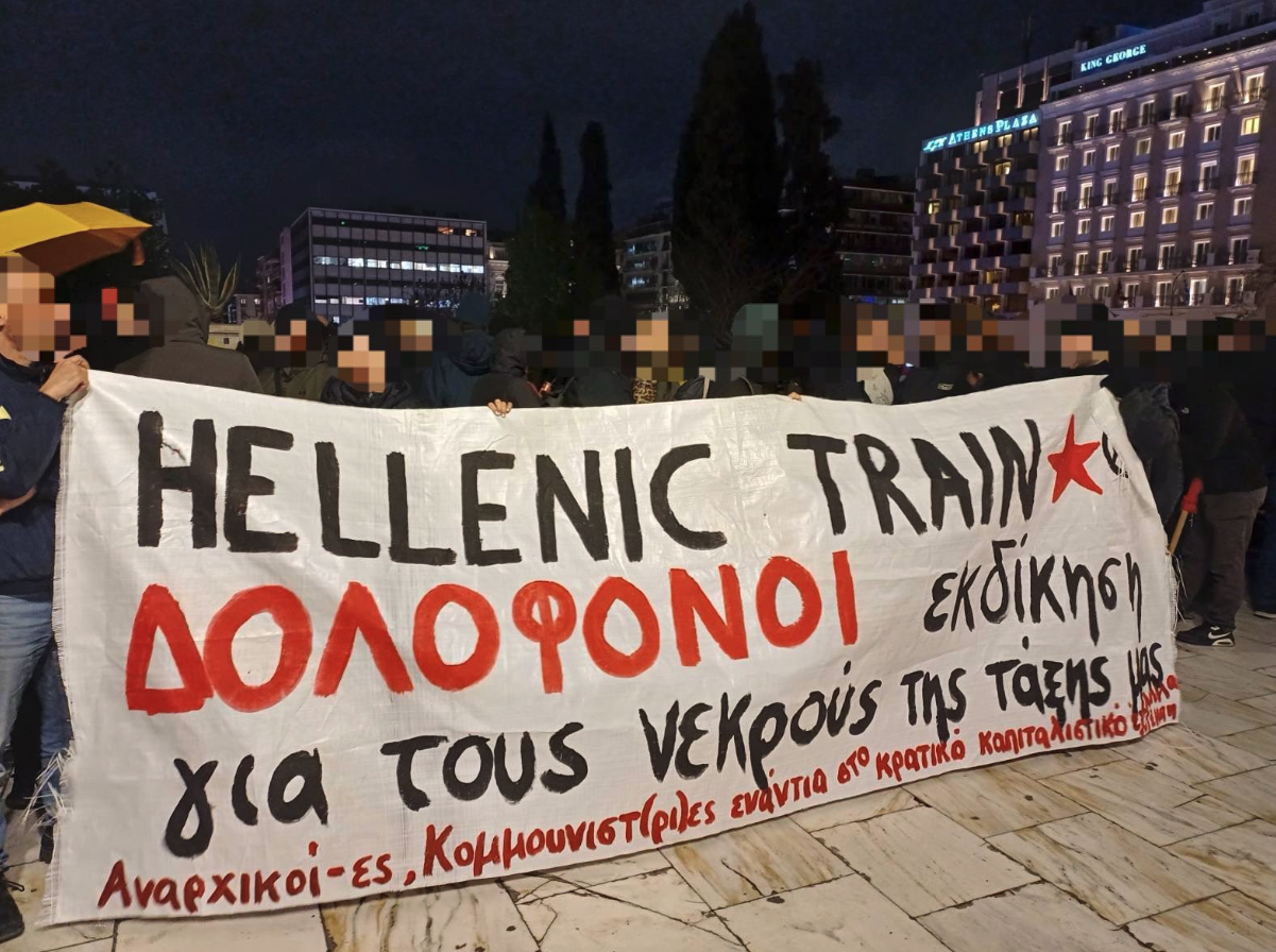Συγκέντρωση για τα Τέμπη έξω από τα γραφεία της Hellenic Train-1
