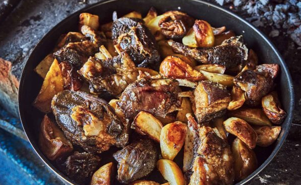 ζυγούρι-με-πατάτες-στον-φούρνο-563476261