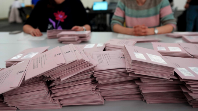 η-πινακίδα-στην-πλατεία-κάιζερ-βίλχελ-563483905