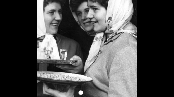 σαν-ξένοι-στη-χώρα-μας-563483176