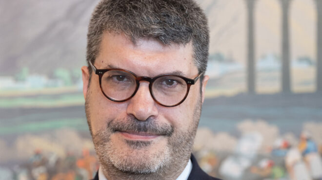 ζουλιάν-μαριόν-στην-κ-να-βοηθάει-το-έ-563448487