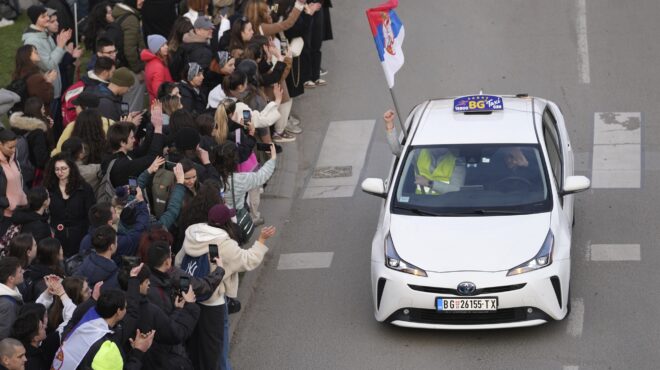επαναστατούν-κρατικά-μμε-της-σερβί-563451205