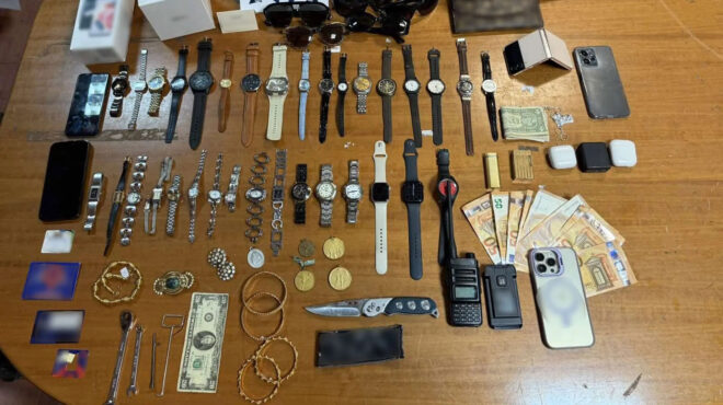 οικιακή-βοηθός-αφαίρεσε-κοσμήματα-κα-563464405