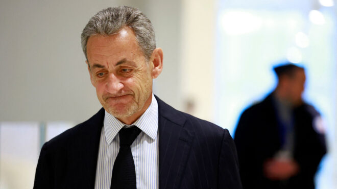 βραχιολάκι-στον-σαρκοζί-σε-κατ-οί-563458666