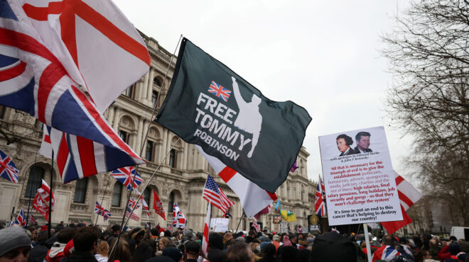 η-λάμψη-του-νάιτζελ-φάρατζ-στη-σκιά-ενό-563448811