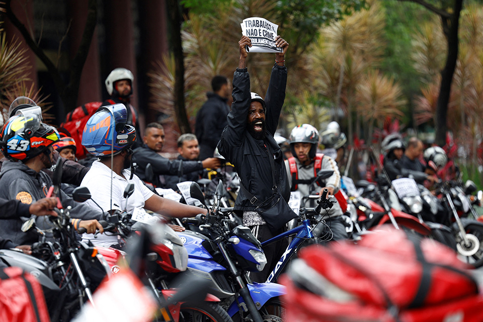 Ο Τραμπ τραγουδάει στα καντονέζικα-3