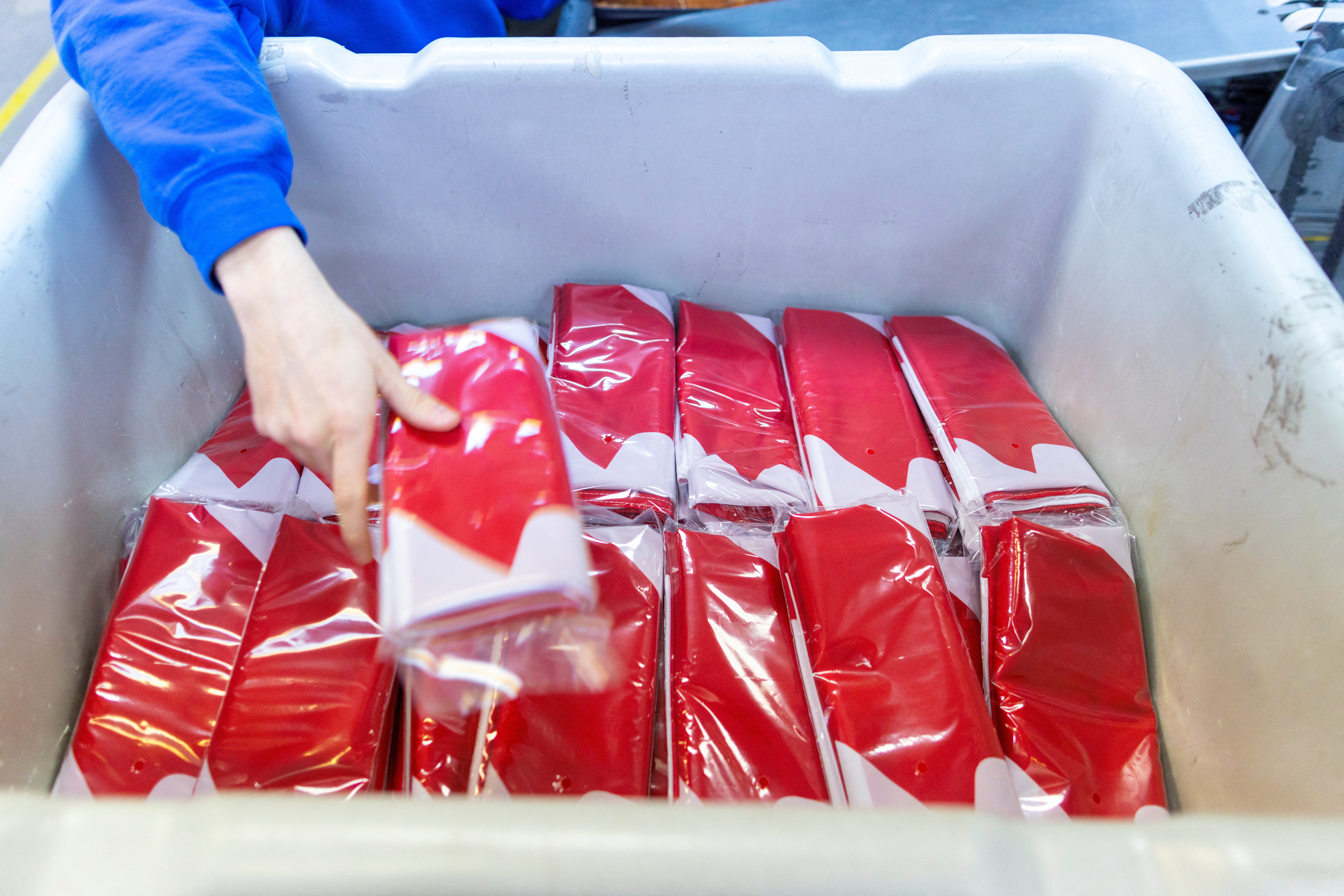 Καναδάς: Εκτοξεύτηκαν οι πωλήσεις σημαιών, μετά τους δασμούς και τα περί «51ης πολιτείας» του Τραμπ-2