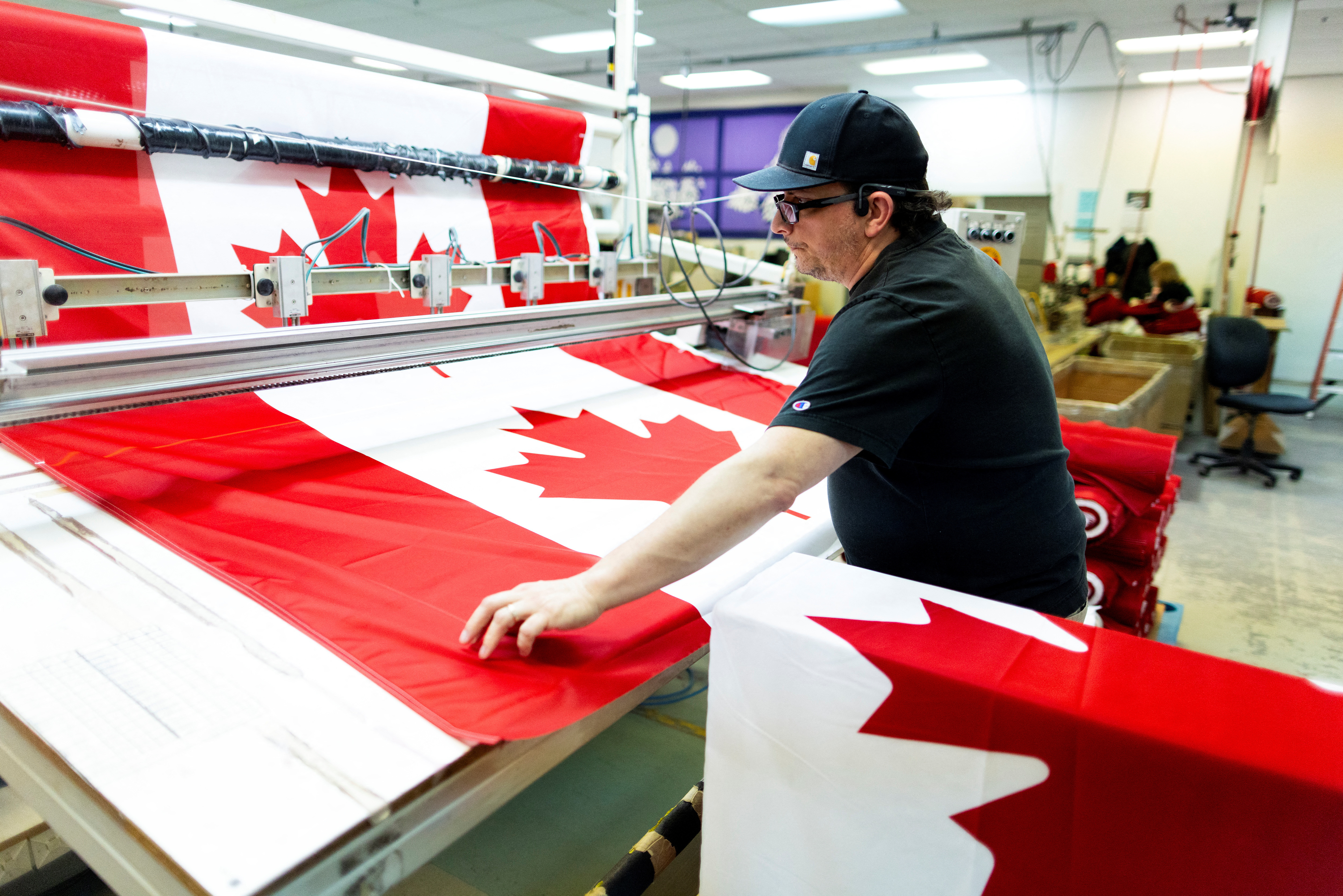 Καναδάς: Εκτοξεύτηκαν οι πωλήσεις σημαιών, μετά τους δασμούς και τα περί «51ης πολιτείας» του Τραμπ-1