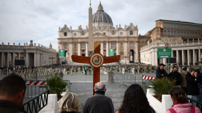 ο-πάπας-φραγκίσκος-παραμένει-στο-νοσο-563475970