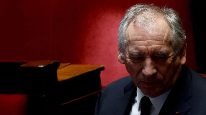 φρανσουά-μπαϊρού-στην-κόψη-του-ξυραφι-563476825