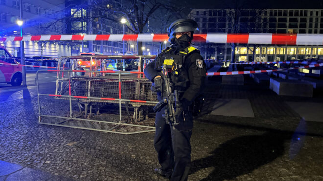 βερολίνο-επίθεση-με-μαχαίρι-στο-μνημε-563481286