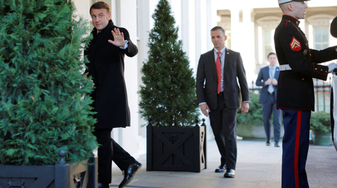 λευκός-οίκος-μπρα-ντε-φερ-μακρόν-τραμπ-563484478