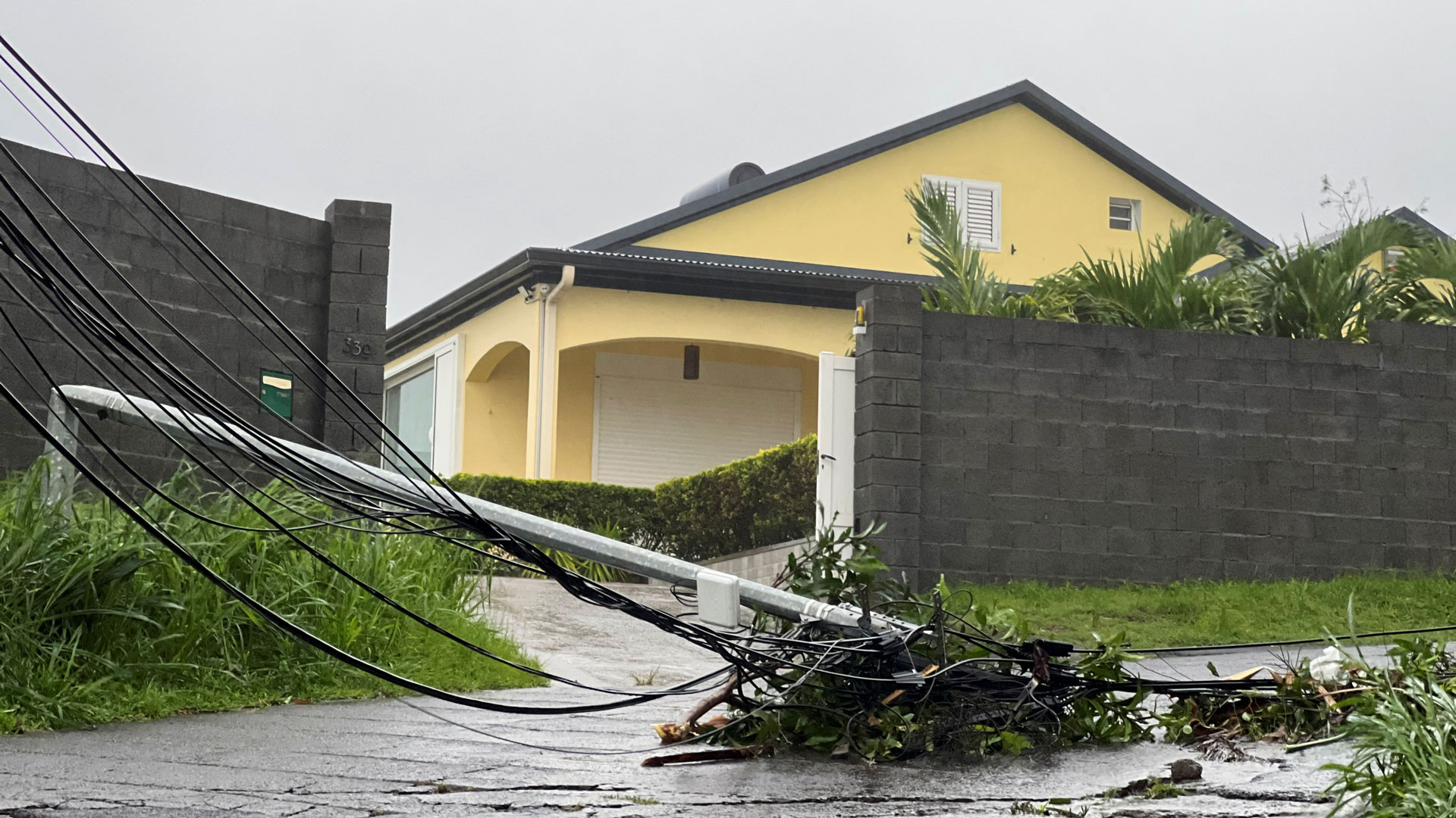 Κυκλώνας έπληξε γαλλικό νησί στον Ινδικό – Τουλάχιστον 3 νεκροί-1