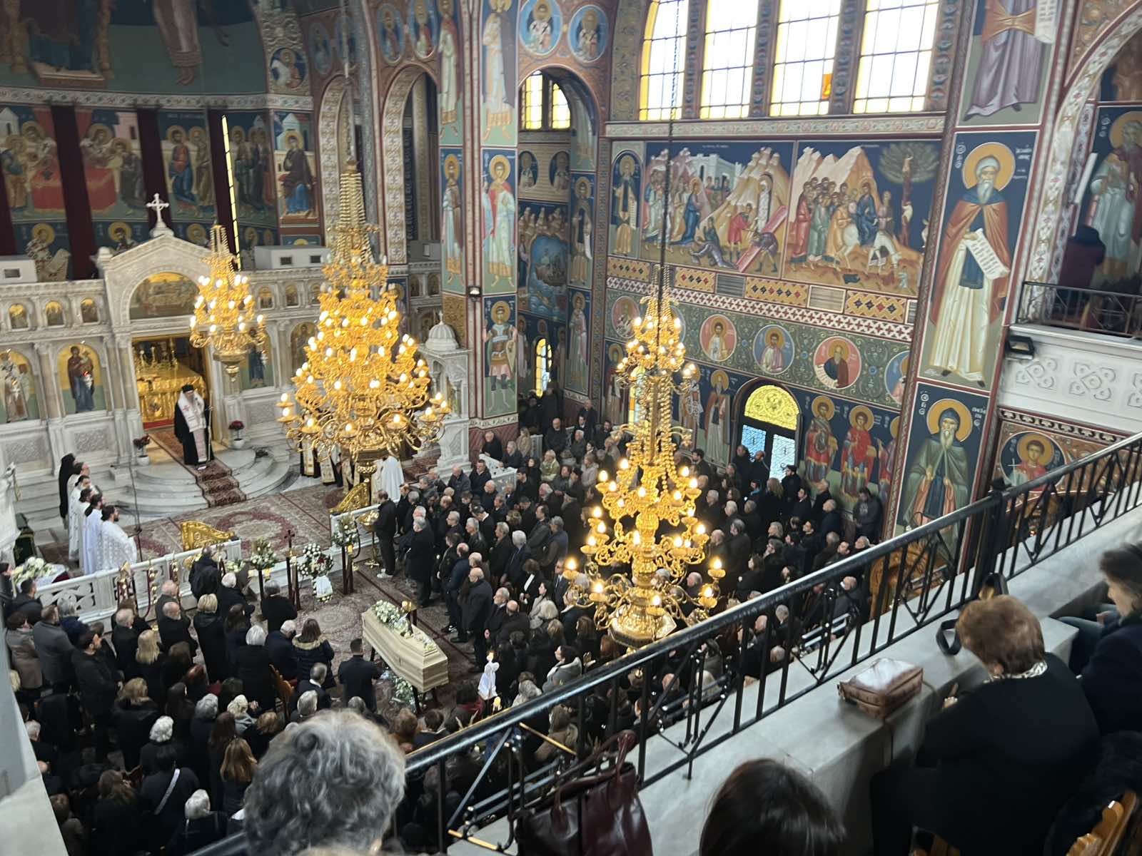 Λάρισα: Σε κλίμα οδύνης η κηδεία του Βασίλη Καλογήρου – Παρούσα και η Καρυστιανού-2