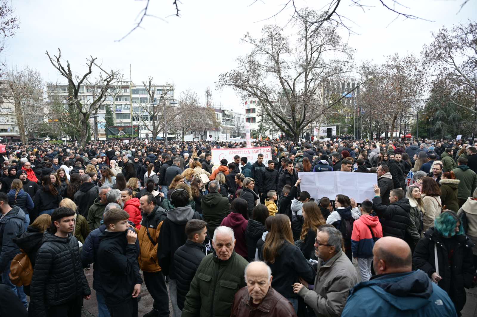 Λάρισα: Κατάμεστη η κεντρική πλατεία από διαδηλωτές και απεργούς για τα Τέμπη-3