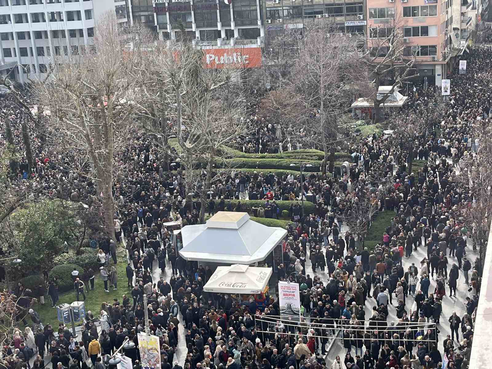 Λάρισα: Κατάμεστη η κεντρική πλατεία από διαδηλωτές και απεργούς για τα Τέμπη-2