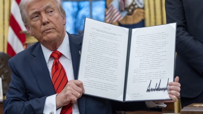 τραμπ-δωροδοκίες-αξιωματούχων-με-την-563465008