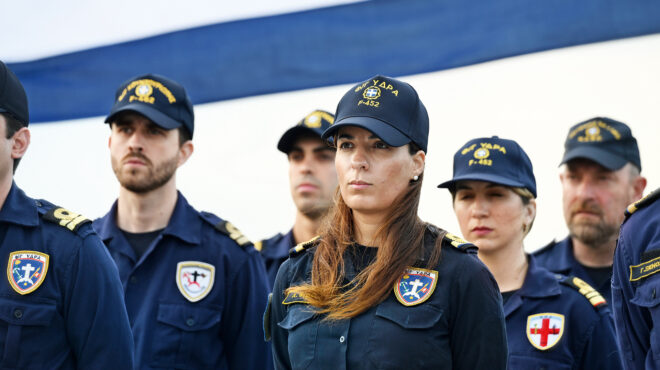 το-καλώδιο-μπαίνει-σε-βαθιά-νερά-563483257