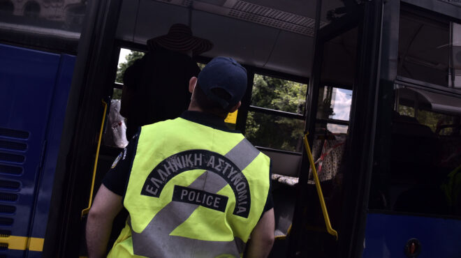 οι-επιβάτες-μπροστά-και-στα-πίσω-καθί-563462191