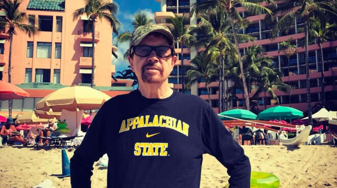 τομ-ρόμπινς-1932-2025-η-σοβαρότητα-ενός-παιχν-563463661